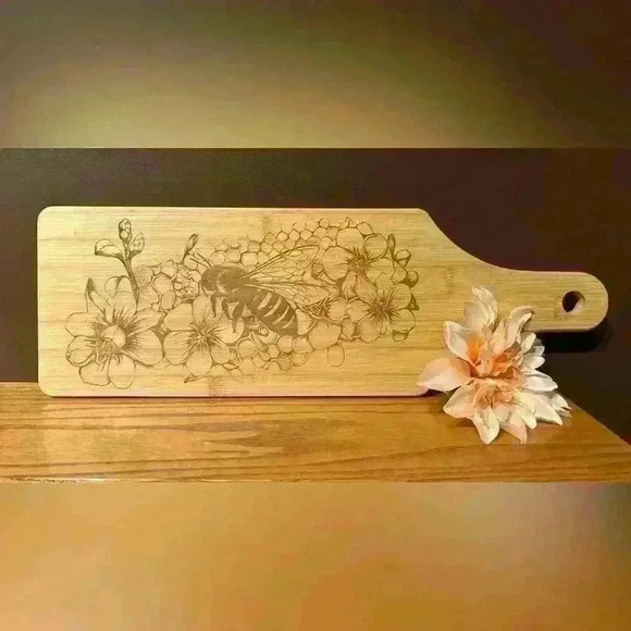 Custom  engraved cutting board bee - Picture 1 of 1